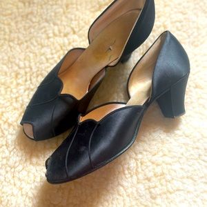 Antique 1940s perfect condition satin shoes